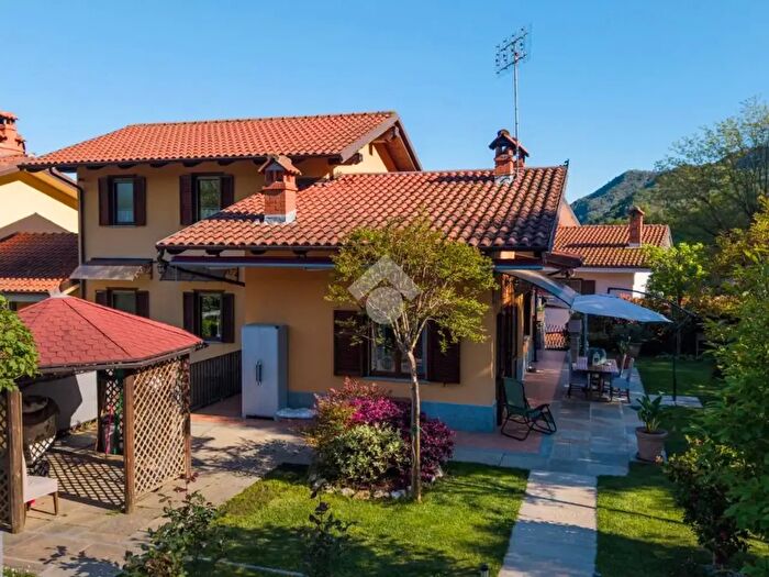 Casa con 8 locali in vendita in Via Caporgno, Envie