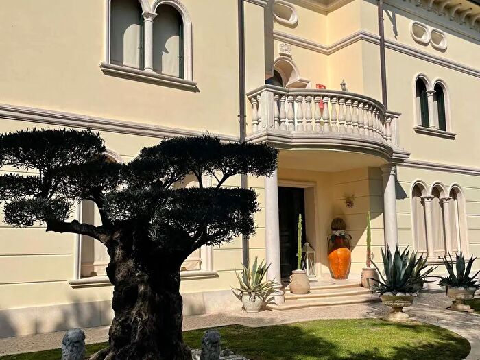 Casa con 16 locali in vendita in Via Chiusurata, Chiarano