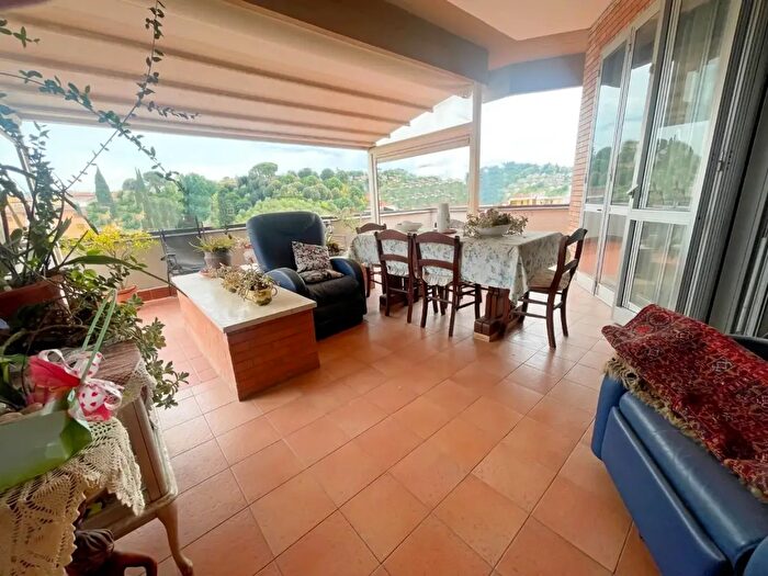 Appartamento con 10 locali in vendita in Poggibonsi