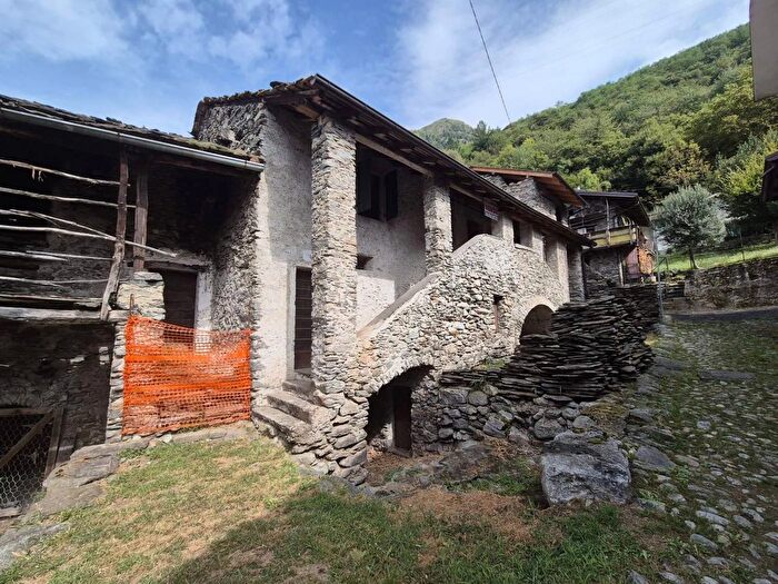 Casa trilocale in vendita in Via Coltivo Verceia, Verceia