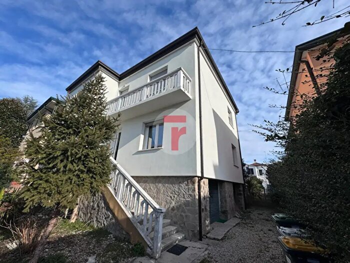 Appartamento trilocale in affitto in Via Giovan Battista Menini, Padova