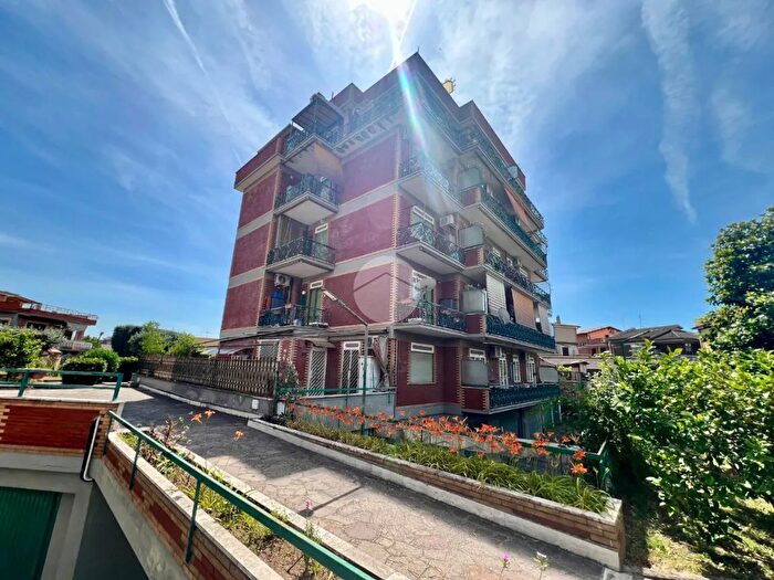 Appartamento trilocale in vendita in Via Augusto Casciani, Roma