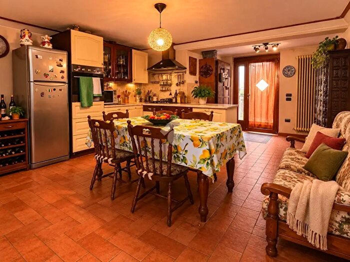 Casa trilocale in vendita in Via degli Alpini, Alzano Lombardo