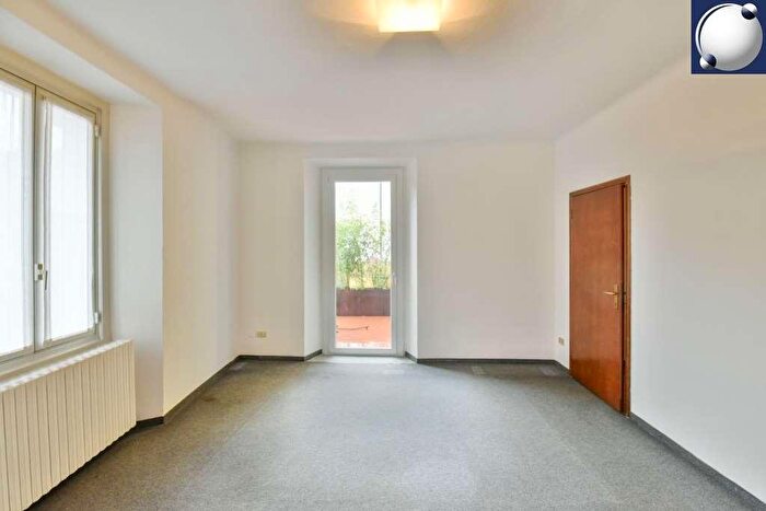 Appartamento trilocale in vendita in Via Volta, Erba