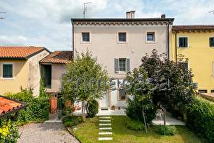 Casa con 5 locali in vendita in Via, Soave