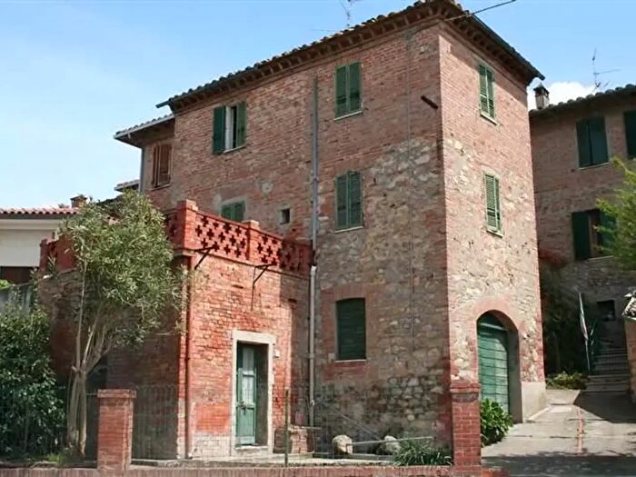 Casa con 7 locali in vendita in Castiglione Del Lago