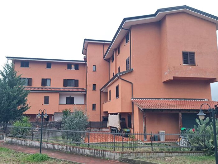 Appartamento con 8 locali in vendita in Via Londra, Rende