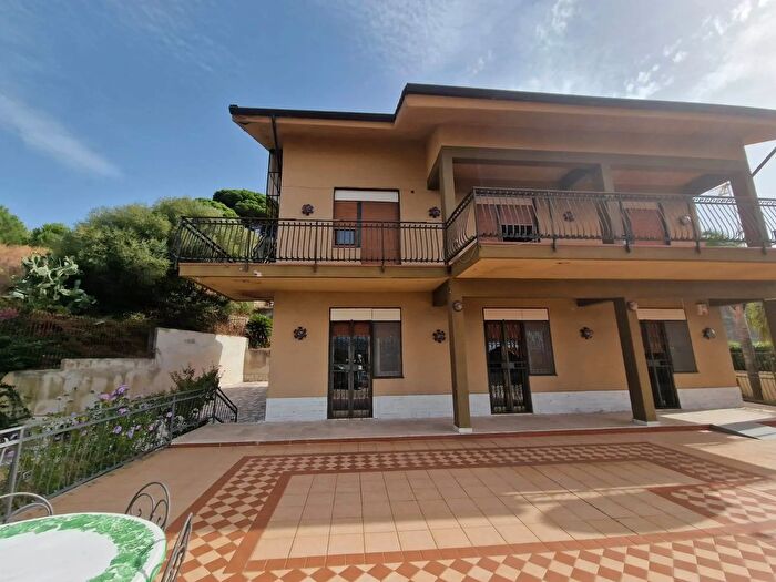 Casa con 9 locali in vendita in Messina