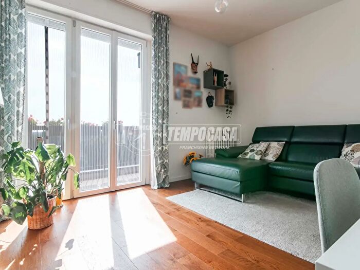 Appartamento trilocale in vendita in Via Genziane, Cusano Milanino