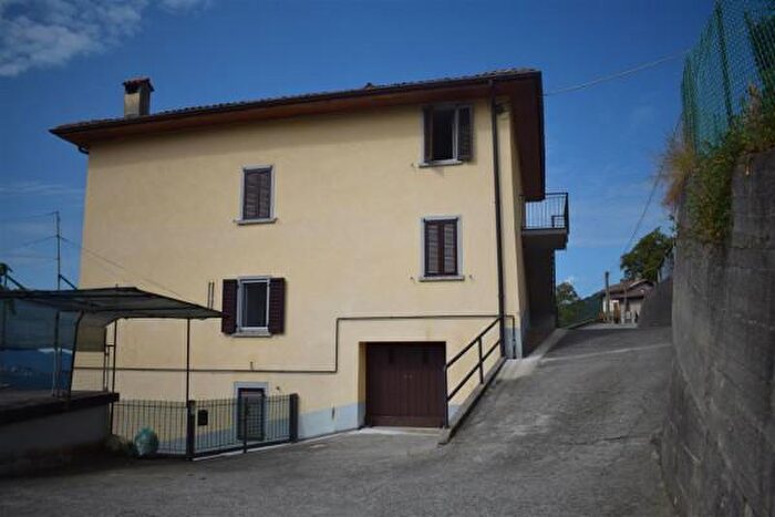 Appartamento quadrilocale in vendita in Via San Lorenzo, Costa Di Serina