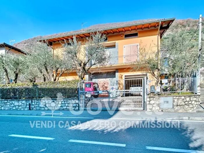 Casa con 6 locali in vendita in Via Sarnico, Predore