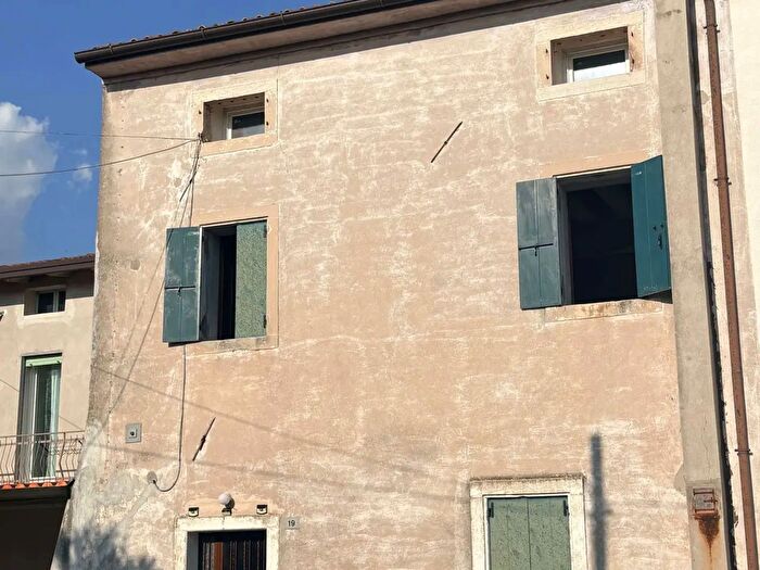 Casa con 7 locali in vendita in Colle Umberto