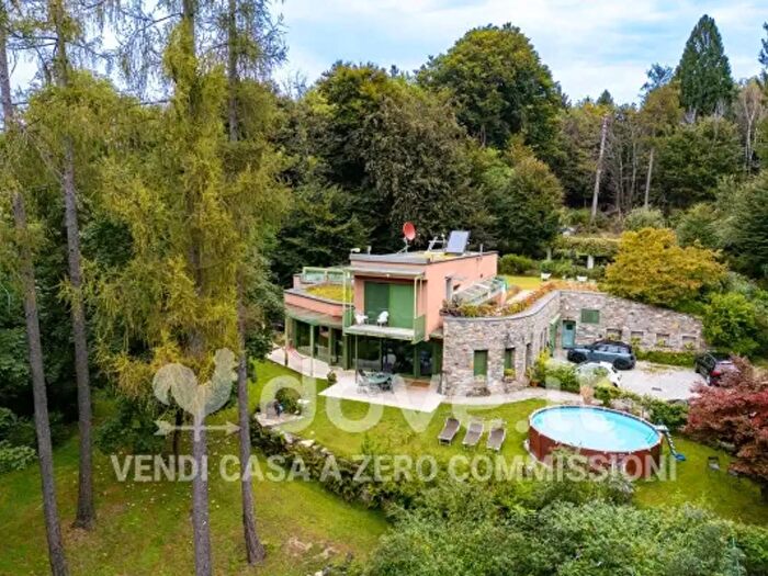 Casa con 6 locali in vendita in Via Scogno, Marchirolo