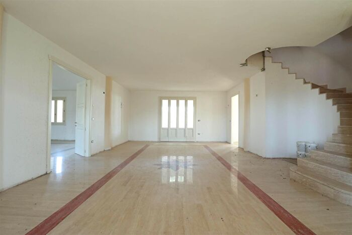 Casa con 10 locali in vendita in Cesena