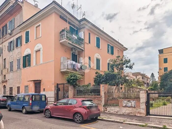 Appartamento trilocale in vendita in Via Pietro Rovetti, Roma