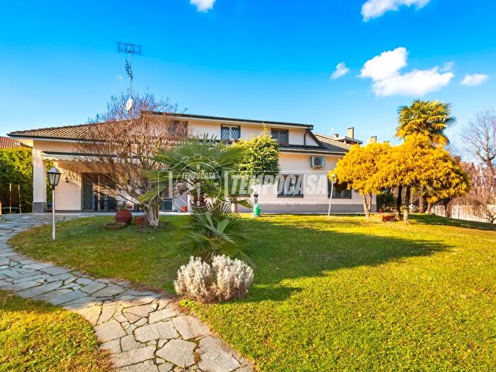 Casa con 10 locali in vendita in Via Cappuccini, Chivasso