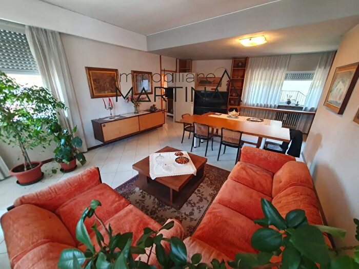 Casa con 8 locali in vendita in Via Duca d'Aosta, Albino