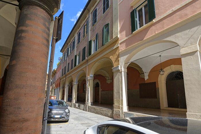 Appartamento con 9 locali in vendita in Via Castiglione, Bologna