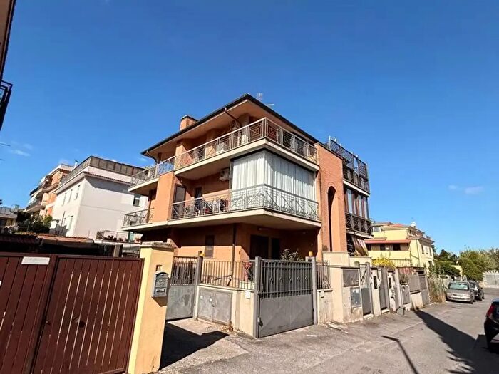 Appartamento trilocale in vendita in Giacomo da Verona, Roma