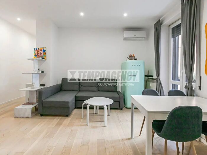 Appartamento trilocale in vendita in Via Bergognone, Milano