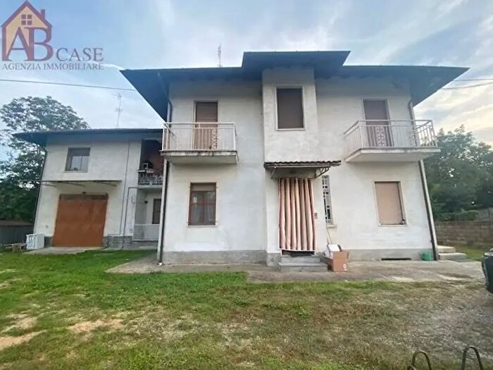 Casa con 6 locali in vendita in Corso Genova, Vigevano