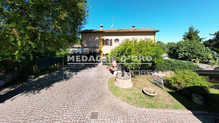 Casa con 6 locali in vendita in Strada Grande, Modena