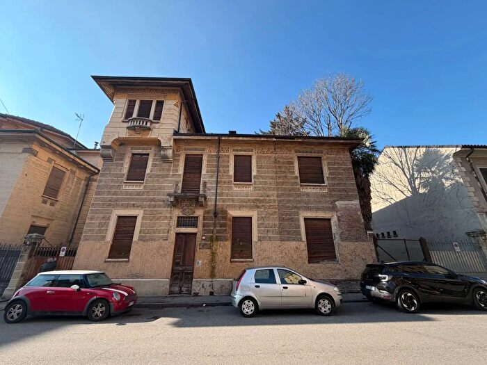 Casa con 13 locali in vendita in Pinerolo