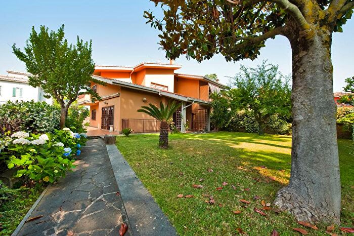 Casa con 10 locali in vendita in Via Anagnina, Grottaferrata