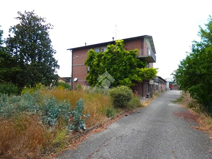 Casa con 20 locali in vendita in Via Augera, Cadelbosco Di Sopra