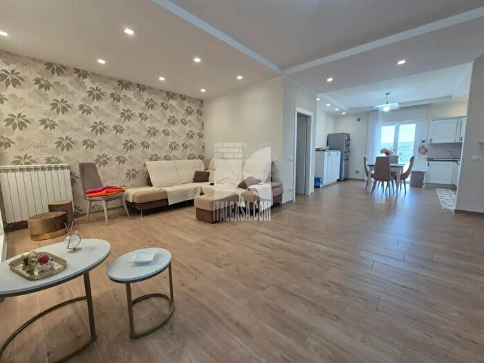 Appartamento quadrilocale in vendita in Via Thailandia, Crotone