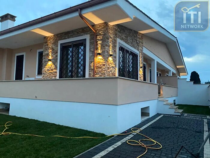 Appartamento quadrilocale in vendita in Via Mar Tirreno, Pomezia