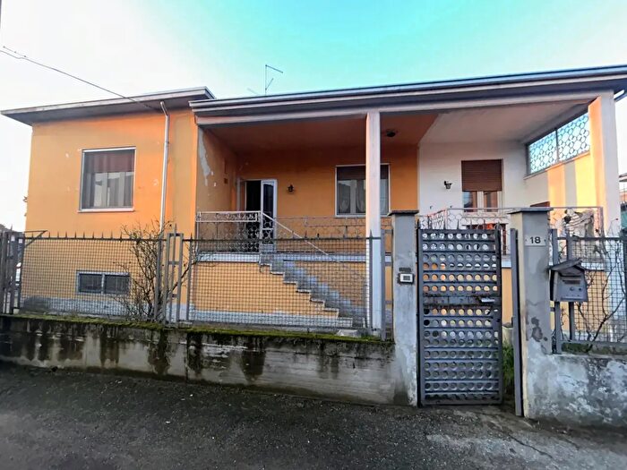 Casa quadrilocale in vendita in Primo Maggio, Dorno
