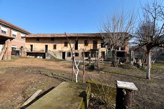 Casa con 10 locali in vendita in Via Riccardo Rocca, Isola DAsti