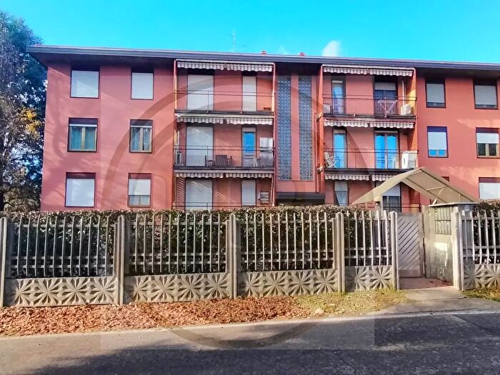 Appartamento trilocale in affitto in Via Moncucco, Jerago Con Orago