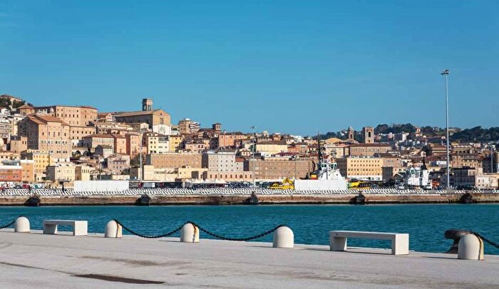 Appartamento monolocale in affitto in Capodimonte, Ancona