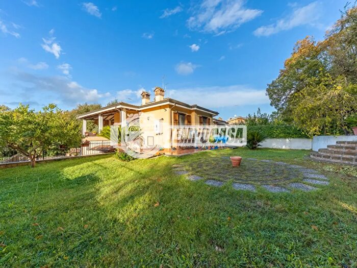 Casa con 6 locali in vendita in Fiumicino