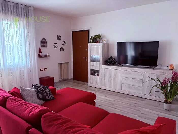 Appartamento quadrilocale in vendita in Via Roma, Torrebelvicino