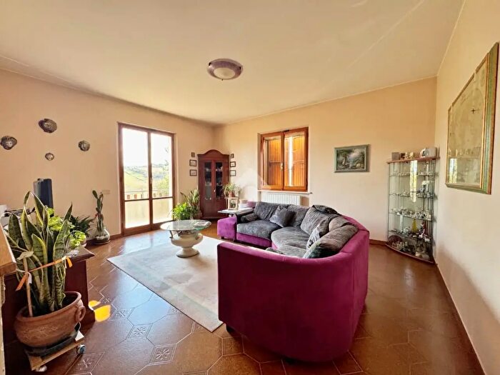 Casa con 9 locali in vendita in Via Farneto, Montelabbate