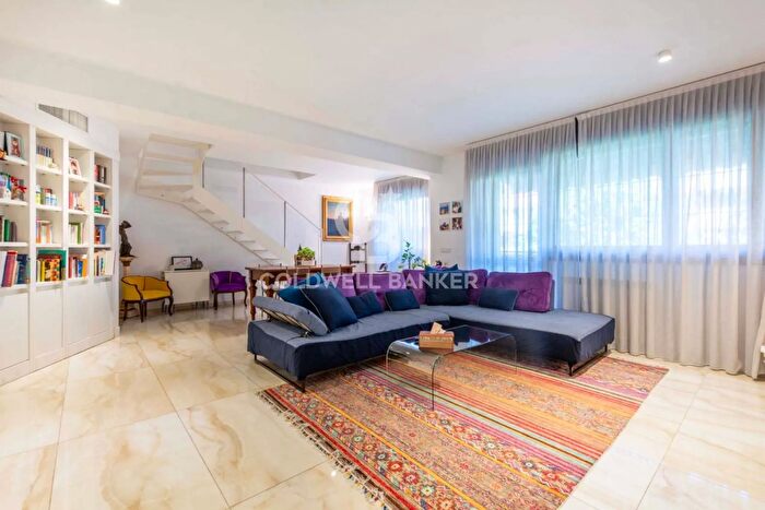 Appartamento con 6 locali in vendita in Via Cesare Manaresi, Milano