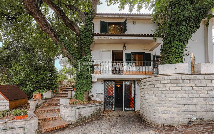 Casa con 8 locali in vendita in Via Piverone, Roma