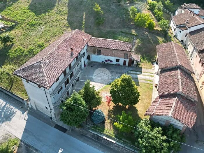 Casa con 6 locali in vendita in Via Roma, Novello