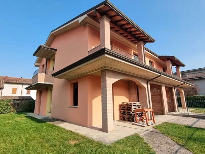 Casa quadrilocale in vendita in Via Martiri della Libertà, San Possidonio