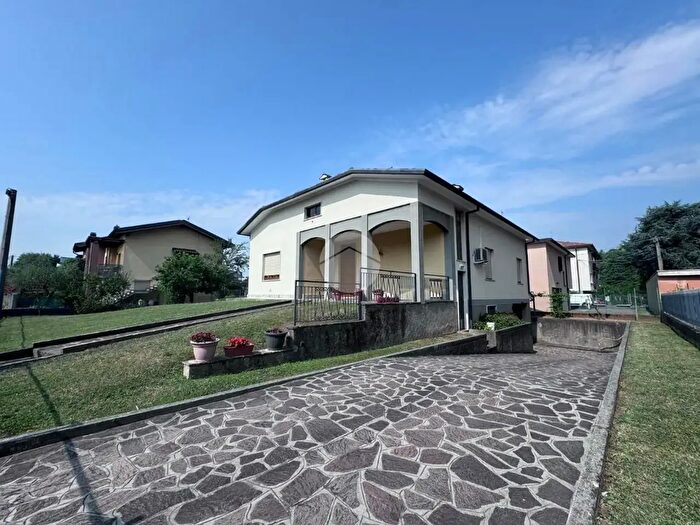 Casa quadrilocale in vendita in Via Kennedy, Costa Di Mezzate