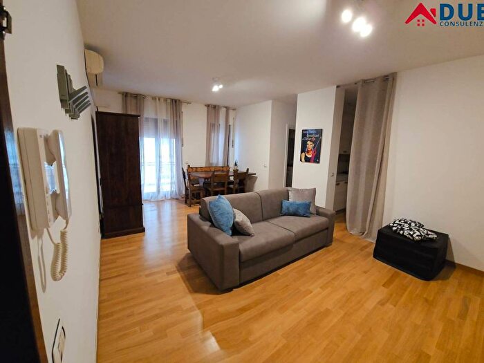Appartamento trilocale in affitto in Via Pietro Mascagni, Vomero, Napoli