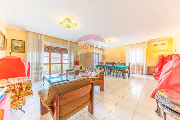 Appartamento con 8 locali in vendita in Via Gasperina, Roma