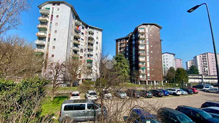 Appartamento trilocale in vendita in Via Castrovillari, Milano