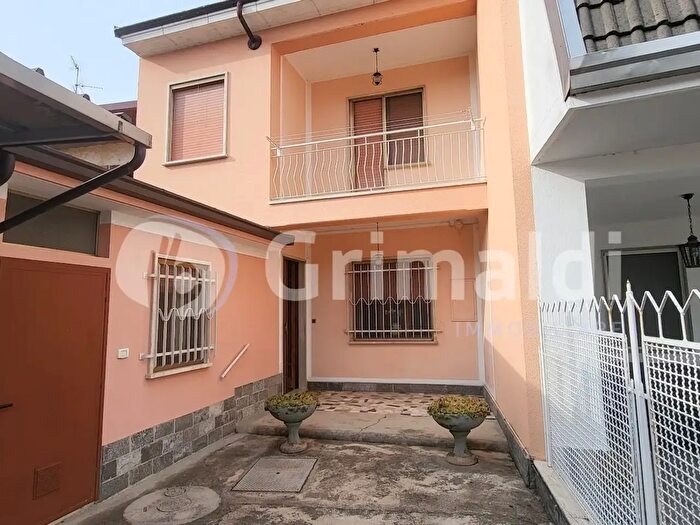 Casa con 5 locali in vendita in Villata