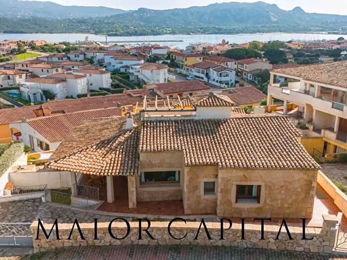 Casa con 6 locali in vendita in Arzachena