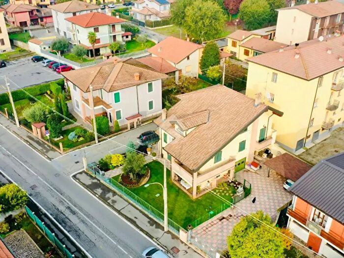 Casa quadrilocale in vendita in Semicentrale Via Tanzi Montebello, Vailate