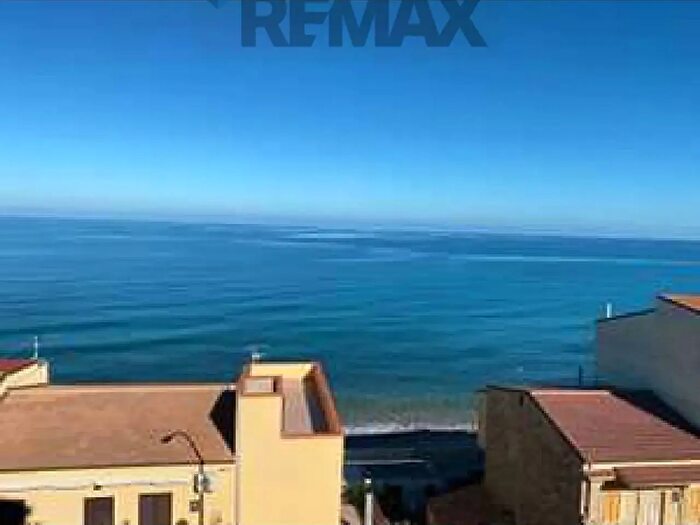 Appartamento quadrilocale in vendita in Vico Platanì Snc, Caronia